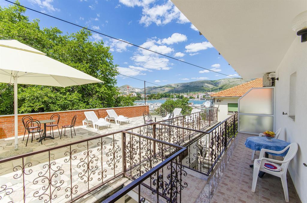 Apartments And Rooms Iva Trogir Exterior photo